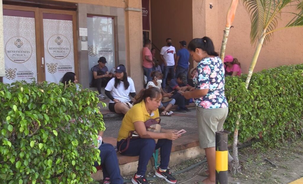 Docentes de secundarias de la zona 22 protestan en Protur - Radio y ...