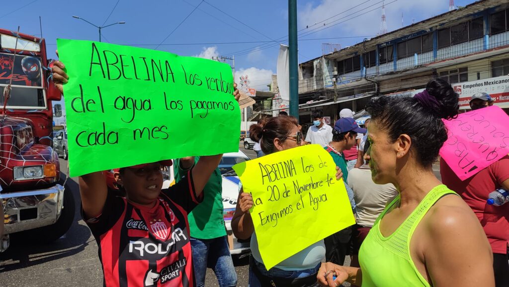 Bloquean La Cima de Acapulco por falta de agua potable - Radio y ...
