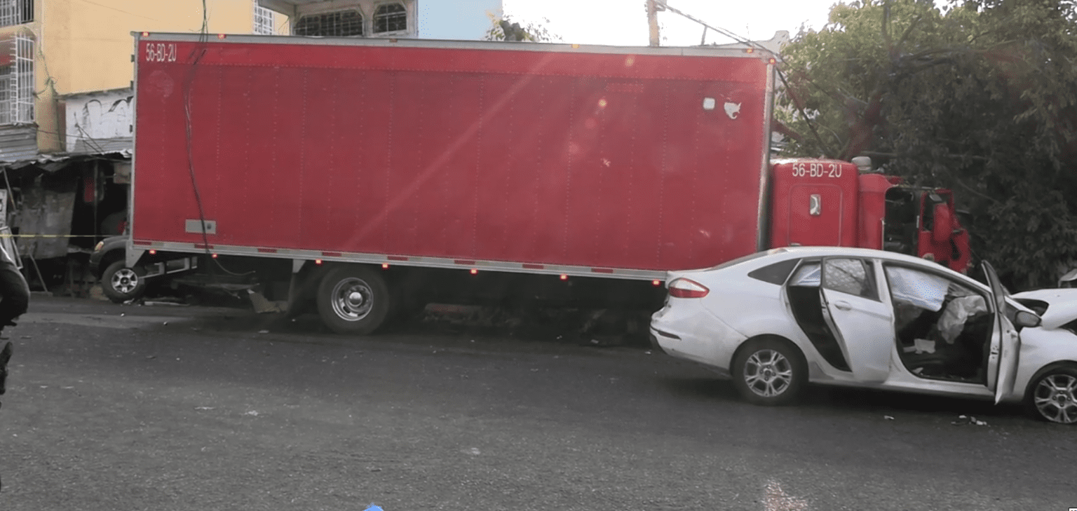 Camión sin frenos provoca choque múltiple en la avenida Constituyentes ...